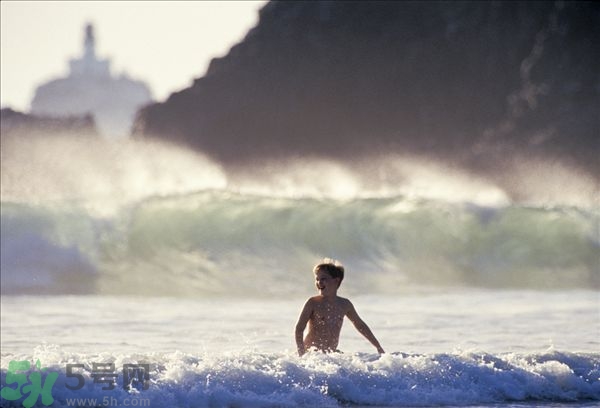 游泳不帶泳鏡可以嗎？在水下可以睜開眼睛嗎？