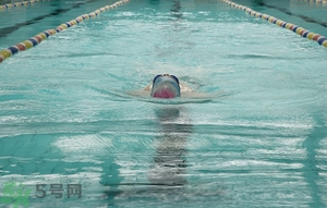 吃完晚飯可以立即游泳嗎？吃完飯游泳對(duì)身體好嗎？