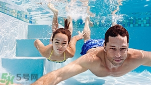 游泳不帶泳鏡可以嗎？在水下可以睜開眼睛嗎？