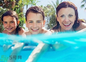 游泳不帶泳鏡可以嗎？在水下可以睜開眼睛嗎？