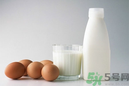 喝牛奶拉肚子怎么回事？?如何預(yù)防喝牛奶拉肚子呢？