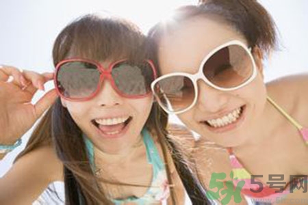 臉小應(yīng)該怎么選擇太陽鏡？太陽鏡怎么戴顯臉?。?></p><h4>梨形臉：選擇寬大漸變鏡框</h4><p>這種臉型在顴骨上面的地方比較窄，太陽穴的地方有點(diǎn)凹陷進(jìn)去，覺得臉頰肉肉的，顴骨較高。在選墨鏡的時候，除了要選框比較寬比較大，可以修飾掉凹陷的臉型，鏡腳也要寬一點(diǎn)，這樣正好擋到太陽穴比較瘦的地方，這樣看上去就會比較像瓜子臉。推薦漸變色墨鏡，有從中間向外面延伸放大的效果，讓臉型變成瓜子臉。</p><h4>圓形臉：適合貓眼上翹</h4><p>很多女生都會覺得困擾，覺得圓形臉肉肉的，下巴會比較短臉型不夠長。建議大家可以挑選一個貓眼形的眼鏡，線條往上走臉有變高的感覺。除了貓眼形之外，還可以選鏡腳高一點(diǎn)的，這樣看起來會覺得臉比較長。</p><h4>三角形臉：佩戴淺色框架</h4><p>跟方形臉有些接近，腮部的骨頭較明顯，額頭沒那么寬。這種臉型看上去臉型比較短，可以選擇上下漸層色系的。不建議選擇框架的顏色太深的，因?yàn)樘畹念伾珪涯樞偷纳习氩亢拖掳氩糠謱拥煤苊黠@，所以最好上面的框是一個顏色，下面的讓它慢慢淡化掉，就可以拉長臉型。</p><h4>倒三角臉形：推薦柔美花色框</h4><p>這是典型的巨星臉型，但生活中會有距離感，因?yàn)橄掳秃芗怙@得銳利。注意墨鏡的線條不能太硬，線條角度太多會讓臉上的線條也更硬、更有距離感。選擇墨鏡時建議用一些花色來弱化距離感，框的形狀可以選上寬下窄的，用一個柔和的線條去把臉型的銳利修飾掉。選擇正圓形的，太明顯的對比沖突之下反而會凸顯尖下巴，角度更明顯。</p>		</div>
<div align=