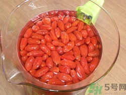 枸杞泡酒的比例是多少?枸杞泡酒多長時(shí)間可以喝