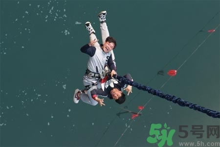 蹦極可以兩個人一起跳嗎？蹦極需要注意什么？