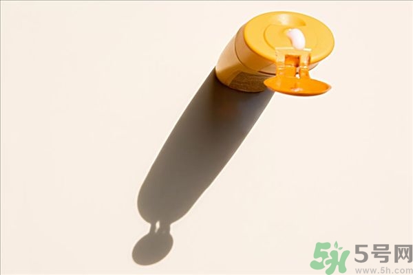 防曬霜會(huì)堵塞毛孔嗎？防曬霜需要卸妝嗎？