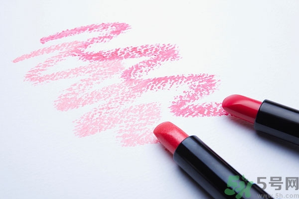 夏天用口紅好還是唇彩好？涂口紅會色素沉淀嗎？
