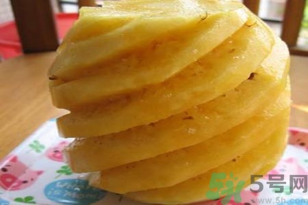 菠蘿為什么要用鹽水泡？吃菠蘿用不用泡鹽水？