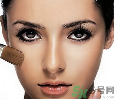 化妝怎么遮住黑眼圈？眼睛黑眼圈怎么化妝？
