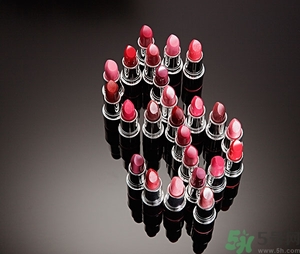 夏天用口紅好還是唇彩好？涂口紅會(huì)色素沉淀嗎？