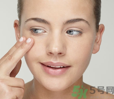 化妝怎么遮住黑眼圈？眼睛黑眼圈怎么化妝？