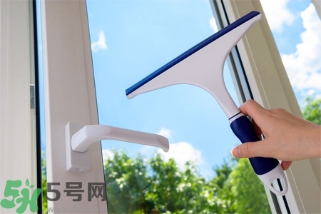 擦玻璃小竅門方法是什么？擦玻璃的小竅門有哪些？