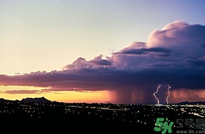 打雷可以撐傘嗎？打雷可以玩筆記本電腦嗎？