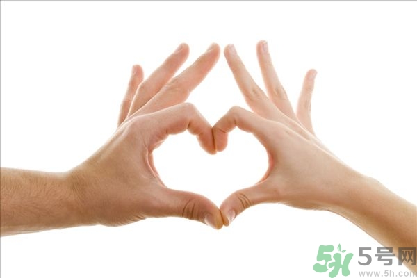 手上長(zhǎng)小疙瘩怎么辦？手上長(zhǎng)小疙瘩很癢是怎么回事？