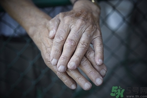 手上長小疙瘩怎么辦？手上長小疙瘩很癢是怎么回事？