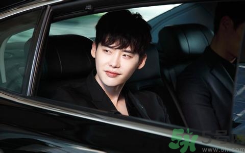 李鐘碩開(kāi)的什么車(chē)？姜哲開(kāi)的什么車(chē)？