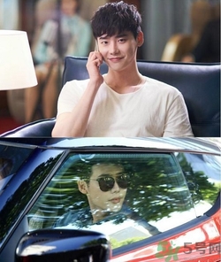 李鐘碩開(kāi)的什么車(chē)？姜哲開(kāi)的什么車(chē)？