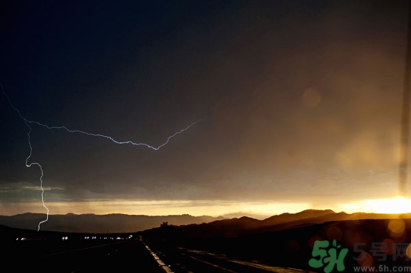 打雷的時(shí)候帶耳機(jī)聽歌好嗎?打雷的時(shí)候能戴耳機(jī)嗎