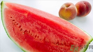 桃子和西瓜一起吃會中毒嗎？桃子和西瓜不能一起吃嗎？