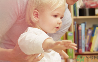 寶寶走路外八字怎么辦？寶寶走路外八字該如可矯正？