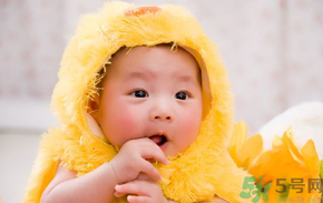 寶寶特別喜歡含著手指睡覺怎么辦？怎樣糾正寶寶含著手指睡覺的習(xí)慣？