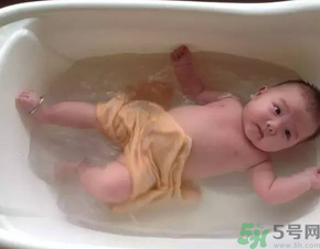給寶寶洗澡是飯前好還是飯后好？寶寶洗澡愛哭鬧怎么辦？