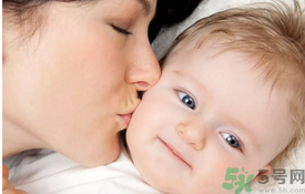 給寶寶洗澡是飯前好還是飯后好？寶寶洗澡愛哭鬧怎么辦？