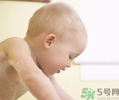 給寶寶洗澡是飯前好還是飯后好？寶寶洗澡愛哭鬧怎么辦？
