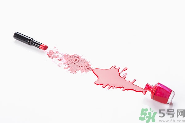 涂口紅之前涂什么？涂口紅前要涂潤唇膏嗎？