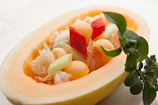 吃哈密瓜嗓子疼是怎么回事？吃哈密瓜喉嚨不舒服是怎么回事？