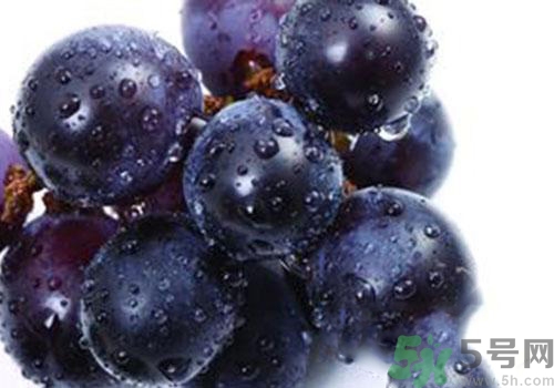 葡萄外面白色的東西是什么？葡萄外面白色的東西可以吃嗎？