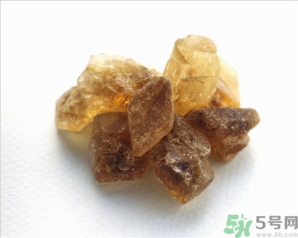 黃冰糖和白冰糖哪個(gè)好?黃冰糖和白冰糖的區(qū)別 黃冰糖和白冰糖哪個(gè)好?黃冰糖和白冰糖的區(qū)別