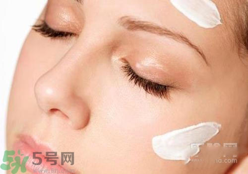 cc霜和粉底液的區(qū)別 cc霜和粉底液哪個先用？