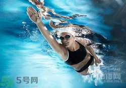 游泳會得紅眼病嗎？游泳會不會得紅眼?。?></p><h3>游泳會得紅眼病嗎</h3><p>游泳可能會得紅眼病。</p><p>游泳時不戴泳鏡，甚至還故意睜眼潛入水中，會使眼睛受到外部刺激和細菌感染，從而引發(fā)紅眼病。</p><p style=