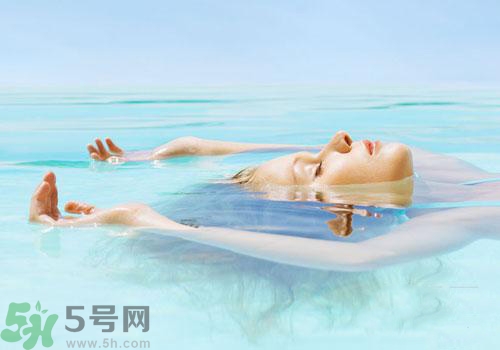 游泳會得紅眼病嗎？游泳會不會得紅眼?。?></p><h3>游泳為什么易得紅眼病</h3><h4>病菌感染</h4><p>消毒合格的水里仍然存在致病細菌。</p><p>據(jù)研究表明，有一些頑強的微生物是不會被消毒劑完全殺死的。且如果同一泳池的其他人患有傳染性疾病，在泳池中睜眼游泳會受到這些病菌感染導致紅眼病。</p><h4>消毒劑刺激</h4><p>游泳池水中含有次氯酸鈉等消毒殺菌成分，會對眼睛產(chǎn)生較強的刺激作用，引起眼紅、眼刺痛、流淚等不適癥狀。如果恰巧對水里的某種成分過敏，則有可能導致眼睛發(fā)生急性過敏性炎癥，需要及時就醫(yī)檢查。水流沖洗通常，我們的眼睛被一層淚液保護著，這層淚液里面有很多抗菌和營養(yǎng)角膜的成分。較多的水進入眼睛，相當于把眼睛表面沖洗了一遍，眼睛在沒有任何保護的情況下暴露在泳池里，同時接觸到各種消毒劑和病菌，容易加重病情。</p><p style=