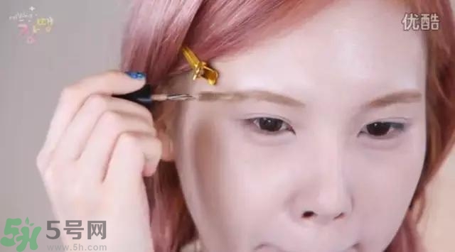 戴眼鏡怎么化妝？眼鏡妝怎么畫