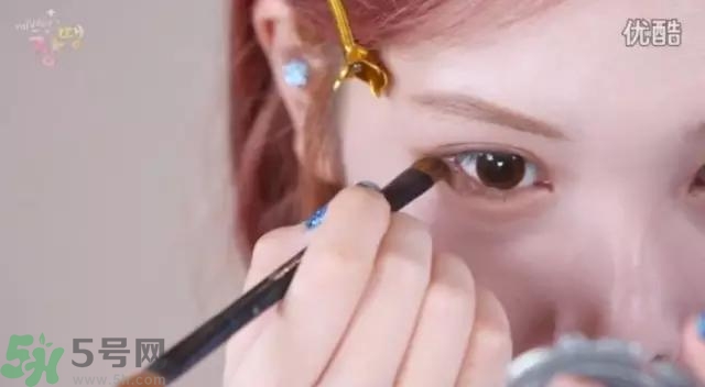 戴眼鏡怎么化妝？眼鏡妝怎么畫