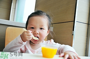 寶寶咳嗽能吃果凍嗎？寶寶多大可以吃果凍？