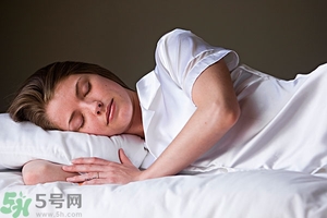 女生趴著睡對乳房好嗎？女生趴著睡對胸部有什么壞處？