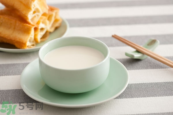 豆奶粉結(jié)塊還能喝嗎？豆奶粉分層還能喝嗎？