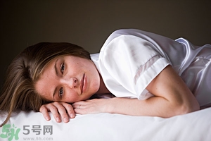 女生趴著睡對乳房好嗎？女生趴著睡對胸部有什么壞處？