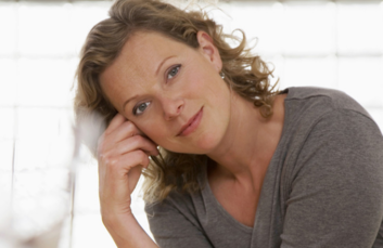 女人絕經(jīng)前的癥狀以及年齡？治療女人絕經(jīng)的小偏方