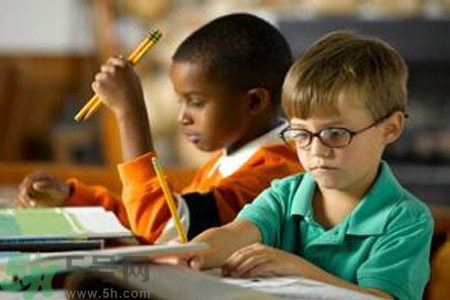 近視眼是什么？近視眼的癥狀有哪些？