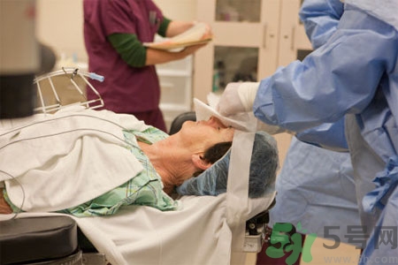 白內(nèi)障的發(fā)病因素是什么？白內(nèi)障并發(fā)癥有哪些？