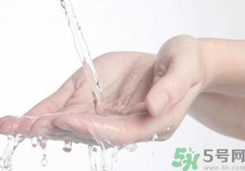 高錳酸鉀染手上了怎么辦？高錳酸鉀染手上了怎么洗掉？