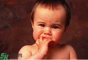 寶寶為什么喜歡咬指甲？寶寶咬指甲是怎么回事？