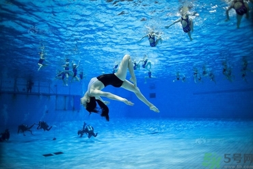 不會(huì)游泳可以去水上樂園嗎？不會(huì)游泳能去游泳館玩？