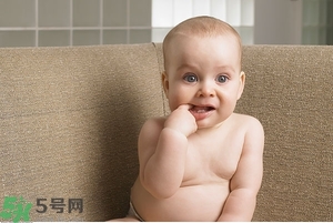 寶寶為什么喜歡咬指甲？寶寶咬指甲是怎么回事？