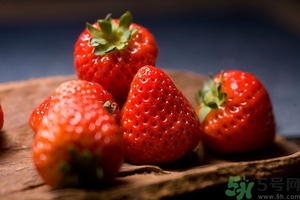 草莓有點(diǎn)爛還能吃嗎？草莓爛了一點(diǎn)還能吃嗎？