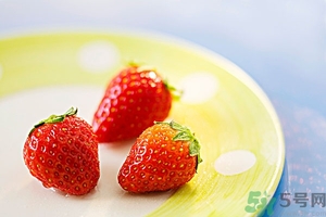 草莓有點(diǎn)爛還能吃嗎？草莓爛了一點(diǎn)還能吃嗎？