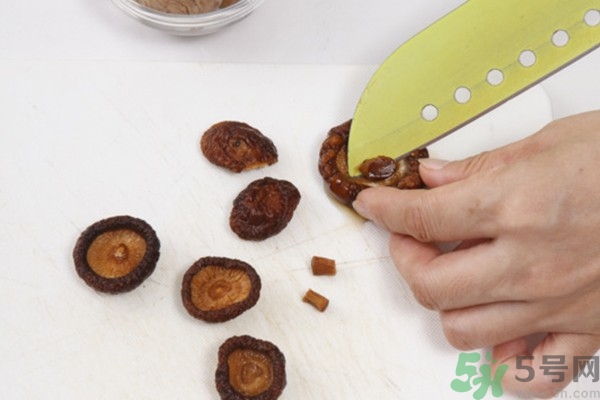 板栗燉鴨好還是燉雞好？栗子燒雞的家常做法